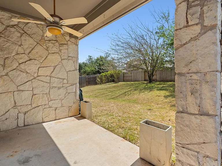 209 Canterbury Dr — Photo 36
