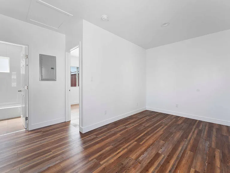 842 W 115th St — Photo 7