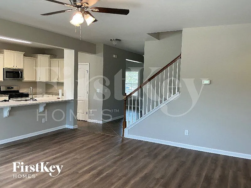 5 bed, 3.0 bath, 2819 sqft, $2,855 — Photo 4