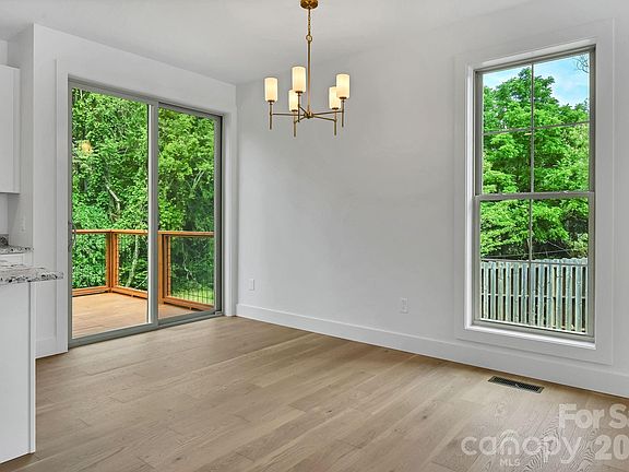 5th image of 225 Edgewood Rd S
