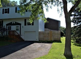 17 Carriage Ct, Farmington, NY 14425
