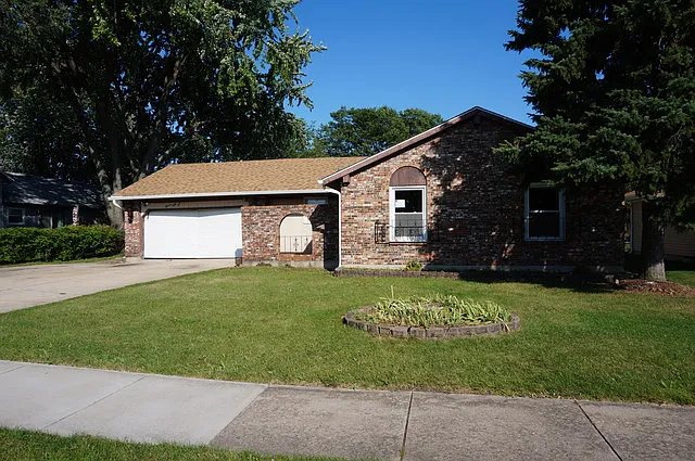 1151 Almond Dr photo 1