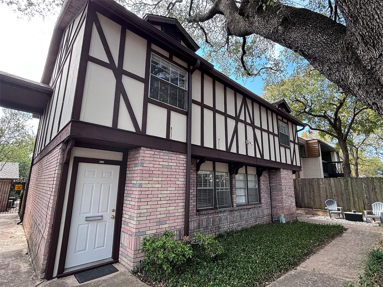 2 bed, 1.5 bath, 1016 sqft, $1,790 — Photo 2