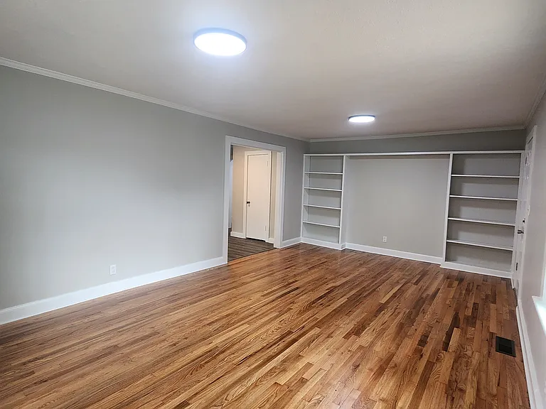 1067 Crescent Dr — Photo 6