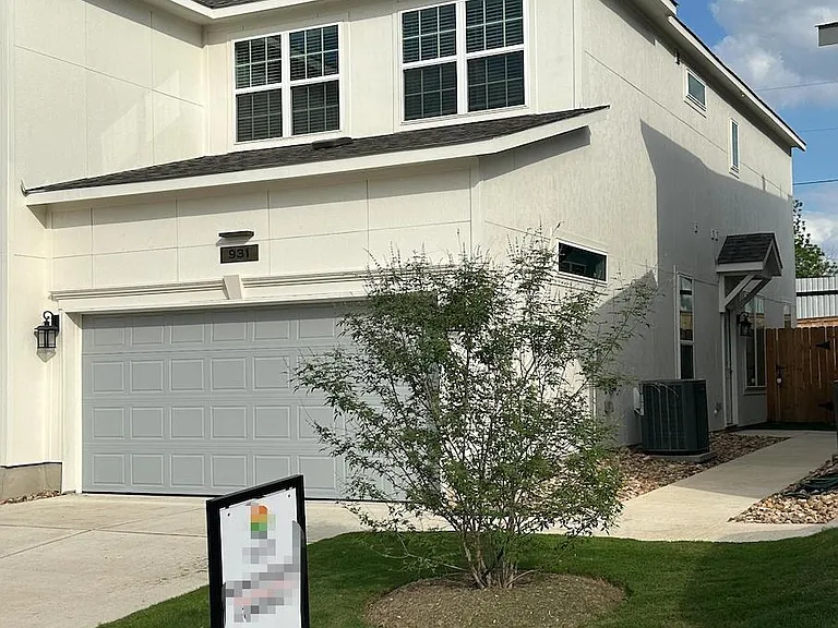 931 Beebrush Ln — Photo 2
