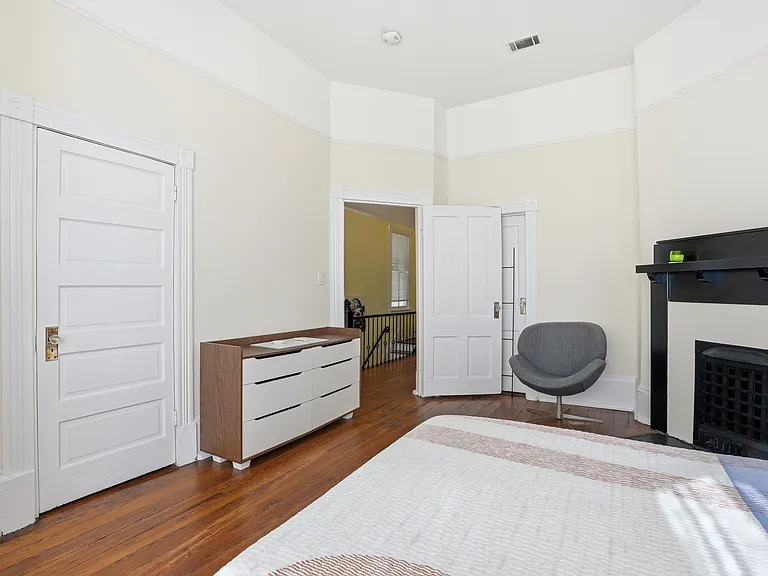 524 E Henry St — Photo 25