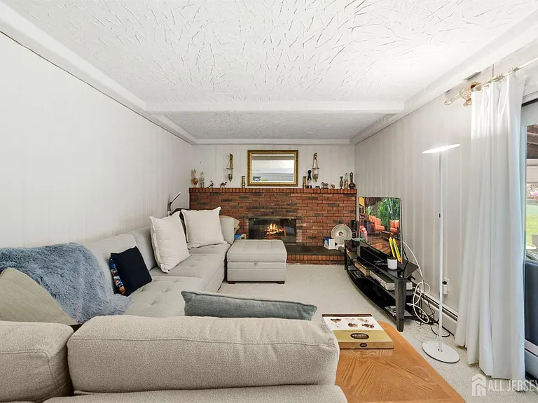 34 Ventnor Dr — Photo 9
