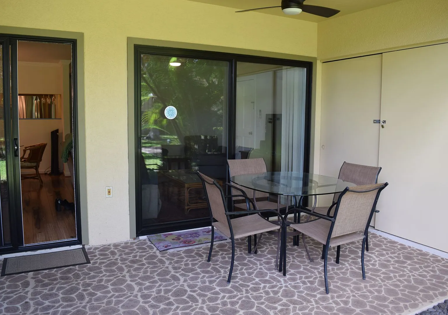 Maui Gardens 2 bedroom 1.5 bath ground floor unit. Available Now. — Photo 3