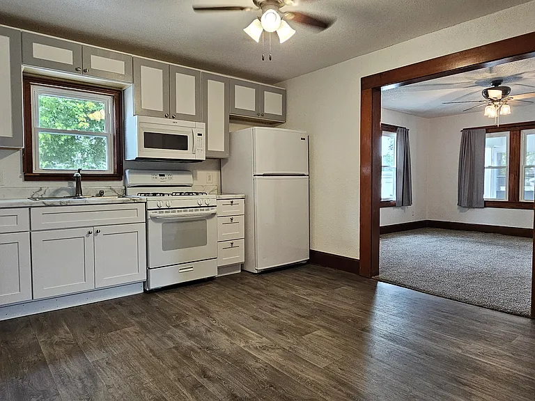 216 W 4th St — Photo 16