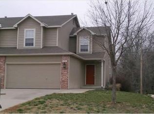 241 E 12th St, Tonganoxie, KS 66086