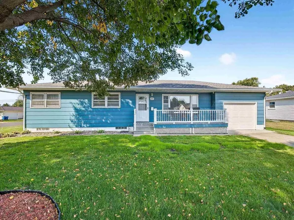 702 N Juniata St, Blue Grass, IA 52726