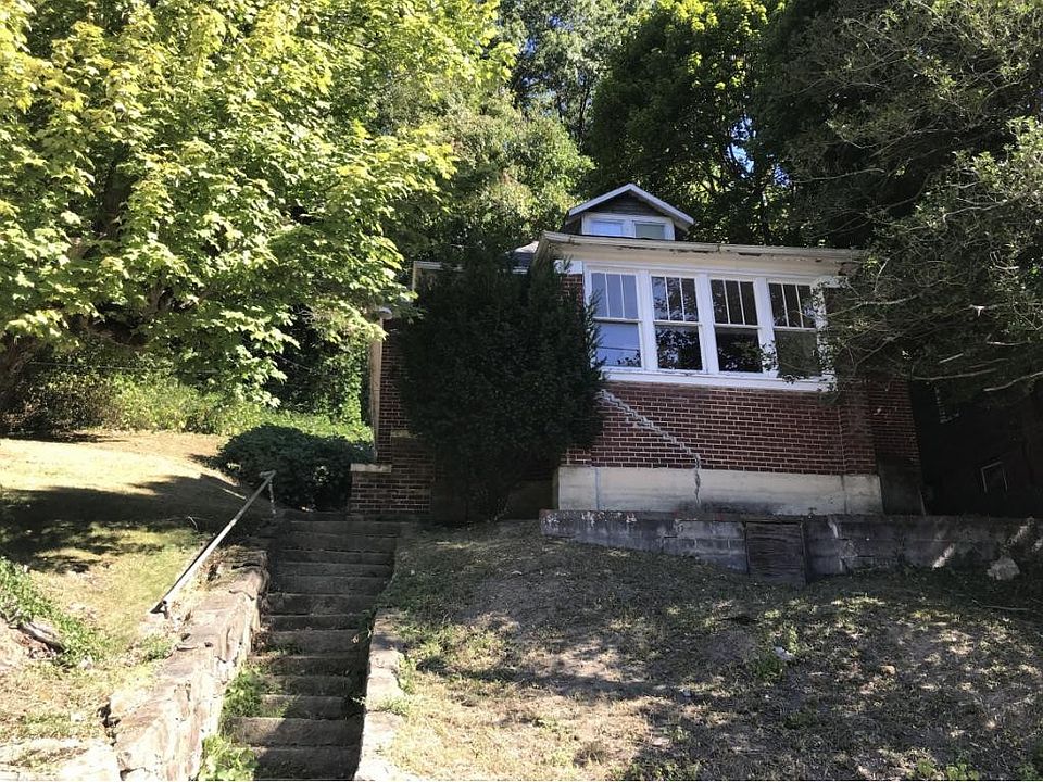 2nd image of 40 9th St NW