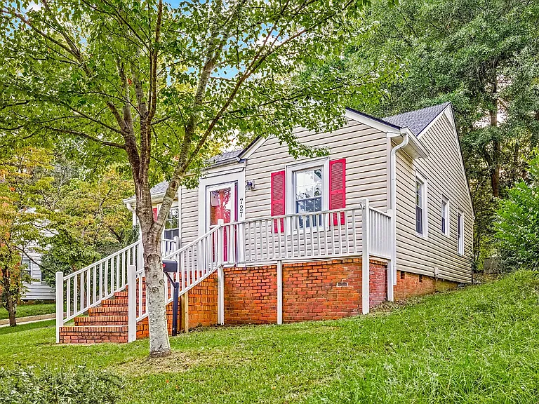727 Greenland Dr — Photo 2