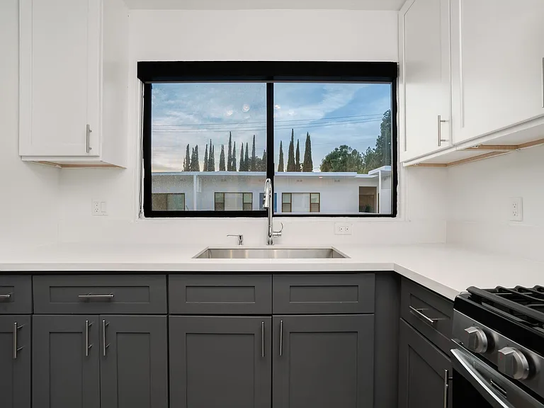 2033 N Beachwood Dr — Photo 8
