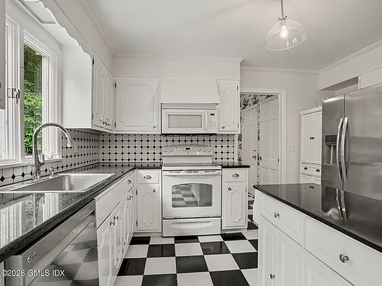 23 Copper Beech Rd — Photo 4