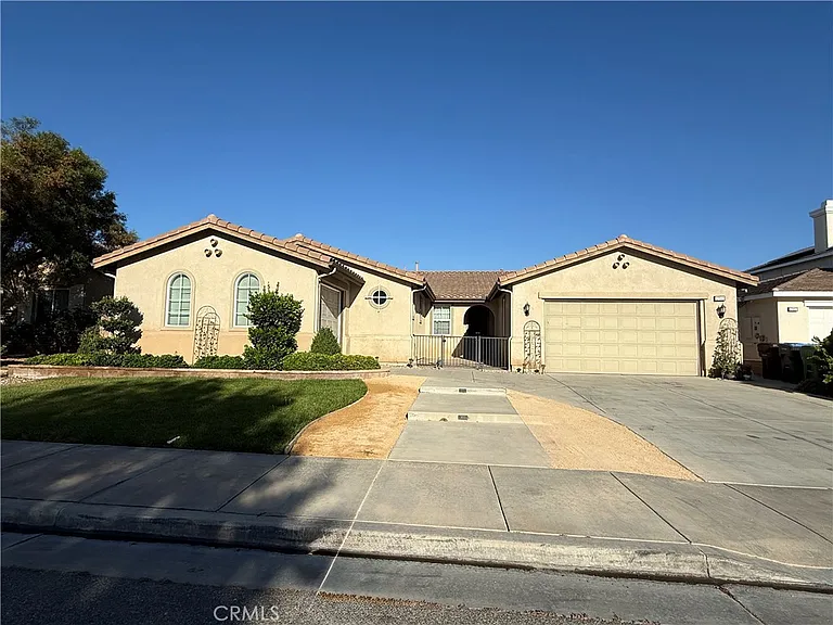 27949 Breakwater Ct — Photo 1