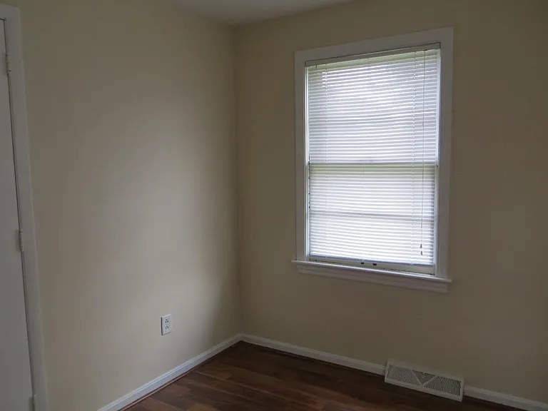 305 W Northview Ave — Photo 4