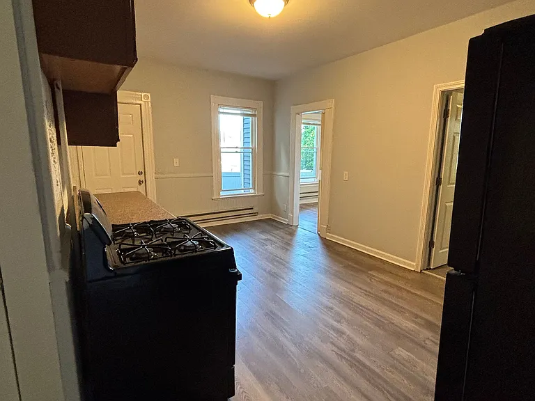 571-573 Howe Ave #573-1 — Photo 3