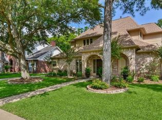 119 Shadow Wood Dr, Sugar Land, TX 77498