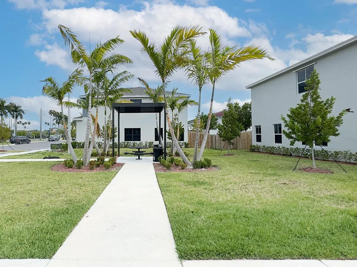3 bed, 2.5 bath, 1376 sqft, $2,300 — Photo 2