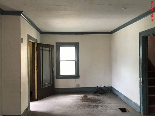 3rd image of 924 E 129th St