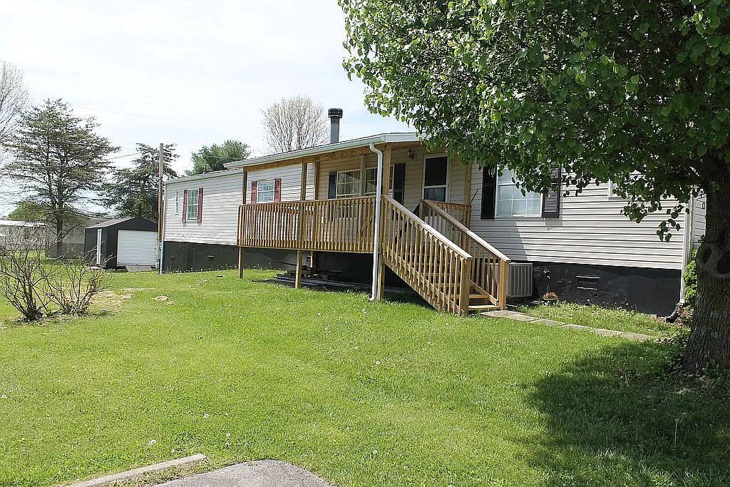 704 Dogwood Ln photo 1