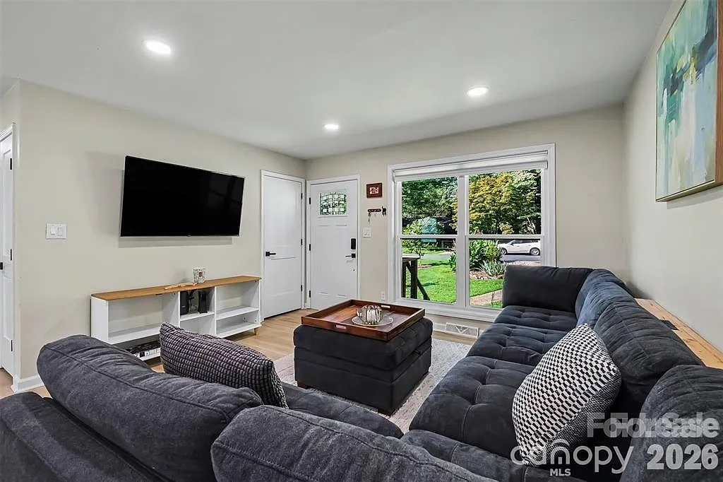 3 bed, 1.0 bath, 1000 sqft, $1,800 — Photo 4
