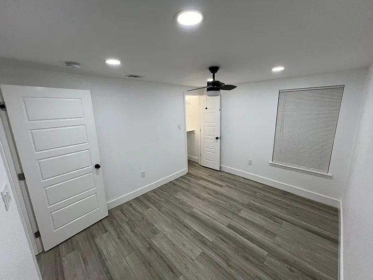 1323 Claude St — Photo 8