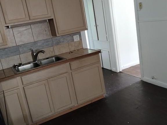 3rd image of 1108 Waco St