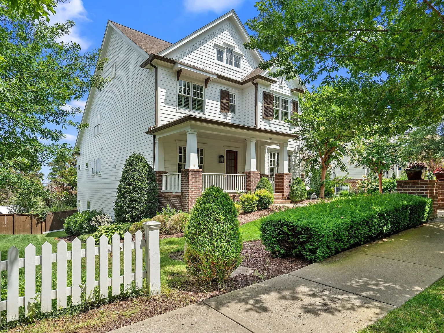 6 bed, 5.0 bath, 5453 sqft, $8,000 — Photo 2