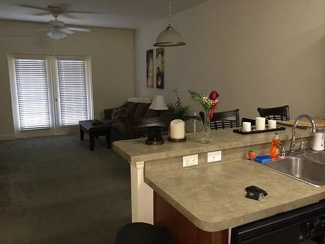 2 bed, 2.5 bath, 1276 sqft, $1,450 — Photo 2