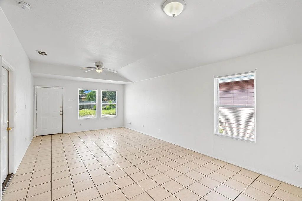 2 bed, 2.0 bath, 1042 sqft, $1,200 — Photo 4