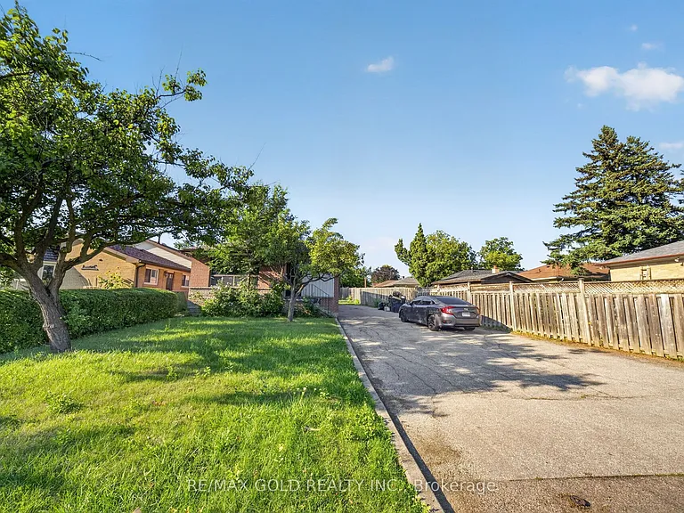 204 Taysham Cres #UPPER — Photo 1