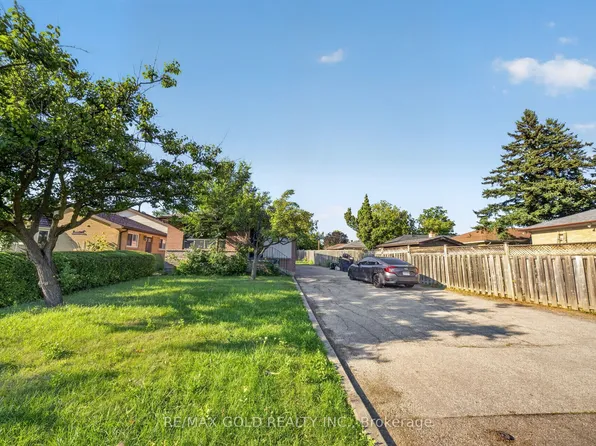 204 Taysham Cres, Toronto, ON M9V 1X7