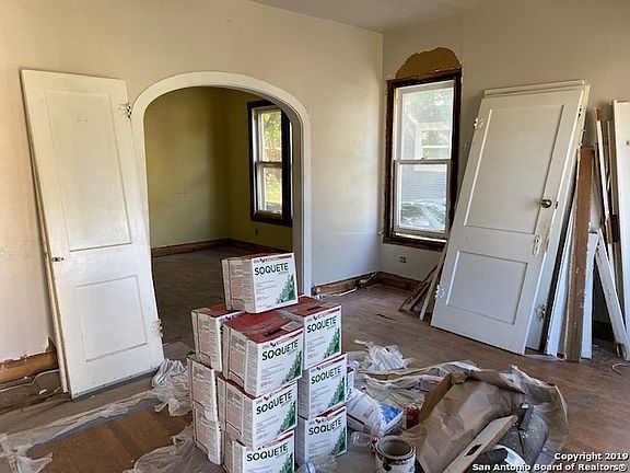 3rd image of 910 Bailey Ave