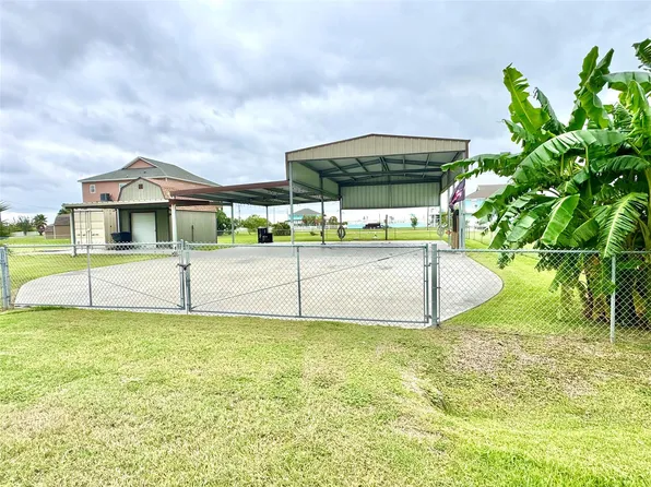 1134 E Canal Dr, Pt Bolivar, TX 77650