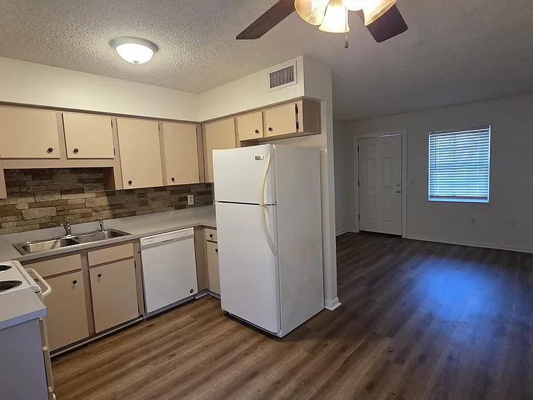915 Ariana Apartment Community — Photo 29
