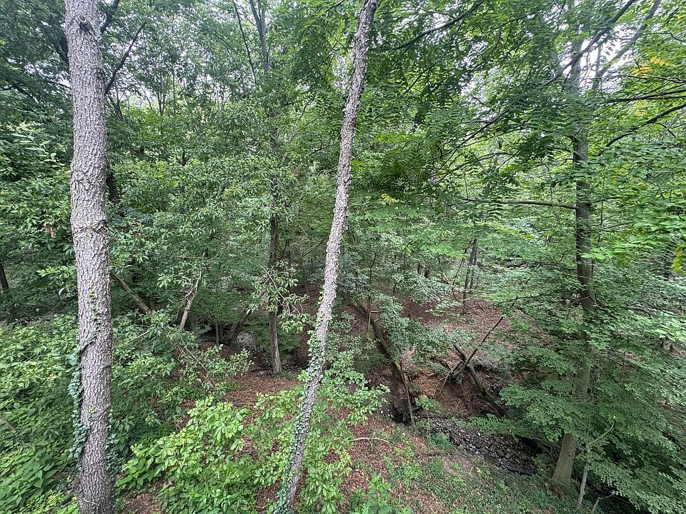2nd image of 140 Glen Cir