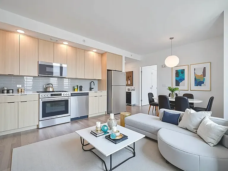 2455 3rd Ave #PHM — Photo 2