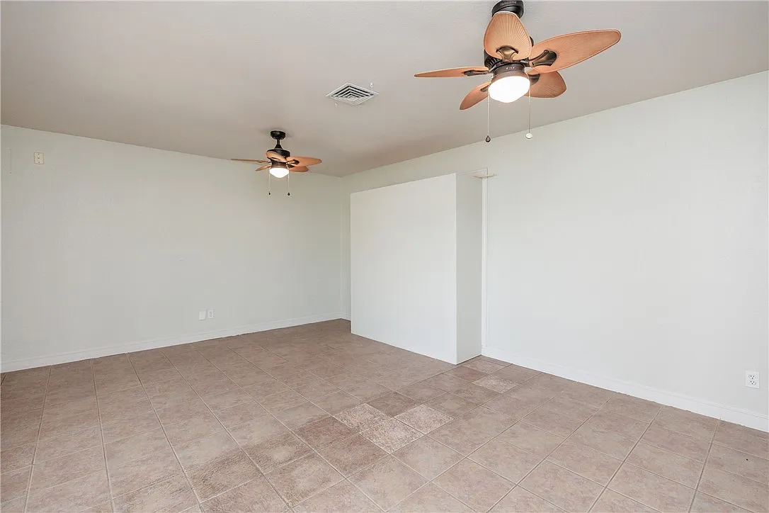 5 bed, 2.5 bath, 2767 sqft, $2,500 — Photo 4