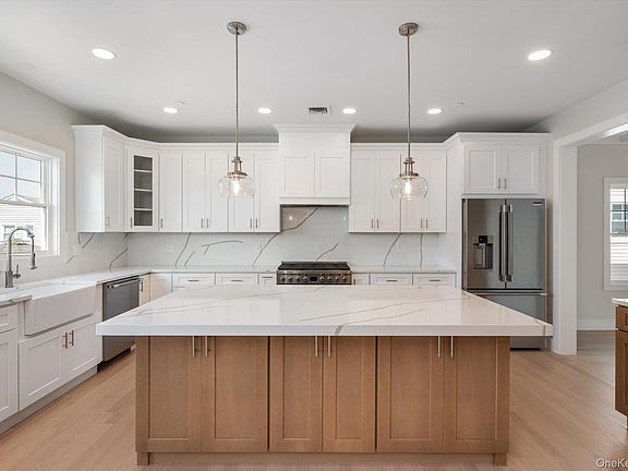 3rd image of 17 Island Parkway N