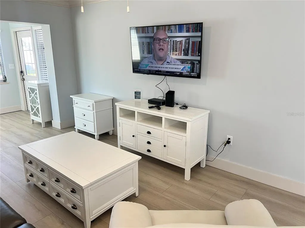 1 bed, 1.0 bath, 572 sqft, $7,470 — Photo 3