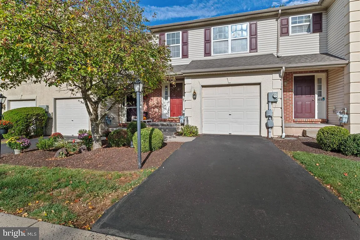 3 bed, 2.5 bath, 2100 sqft, $2,900 — Photo 2