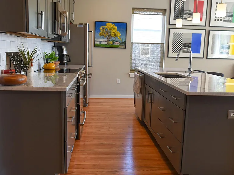 Great Kitchen space to cook and entertain.