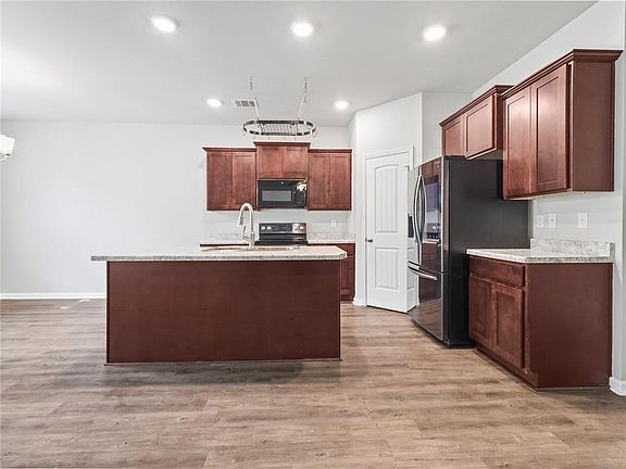 5th image of 15553 Madris Ln