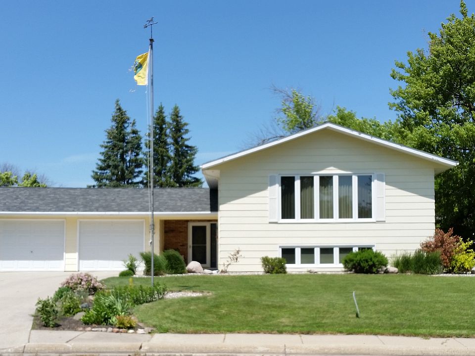 1st image of 422 3rd Ave NE