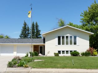 422 3rd Ave NE, Hillsboro, ND 58045