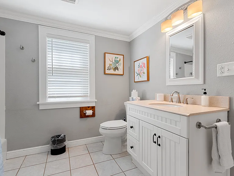 1338 W 8th St — Photo 44