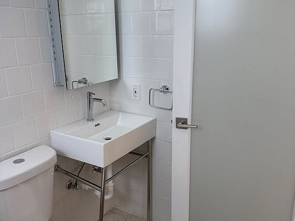 2nd image of 421 SW 9th St Unit 1-R1