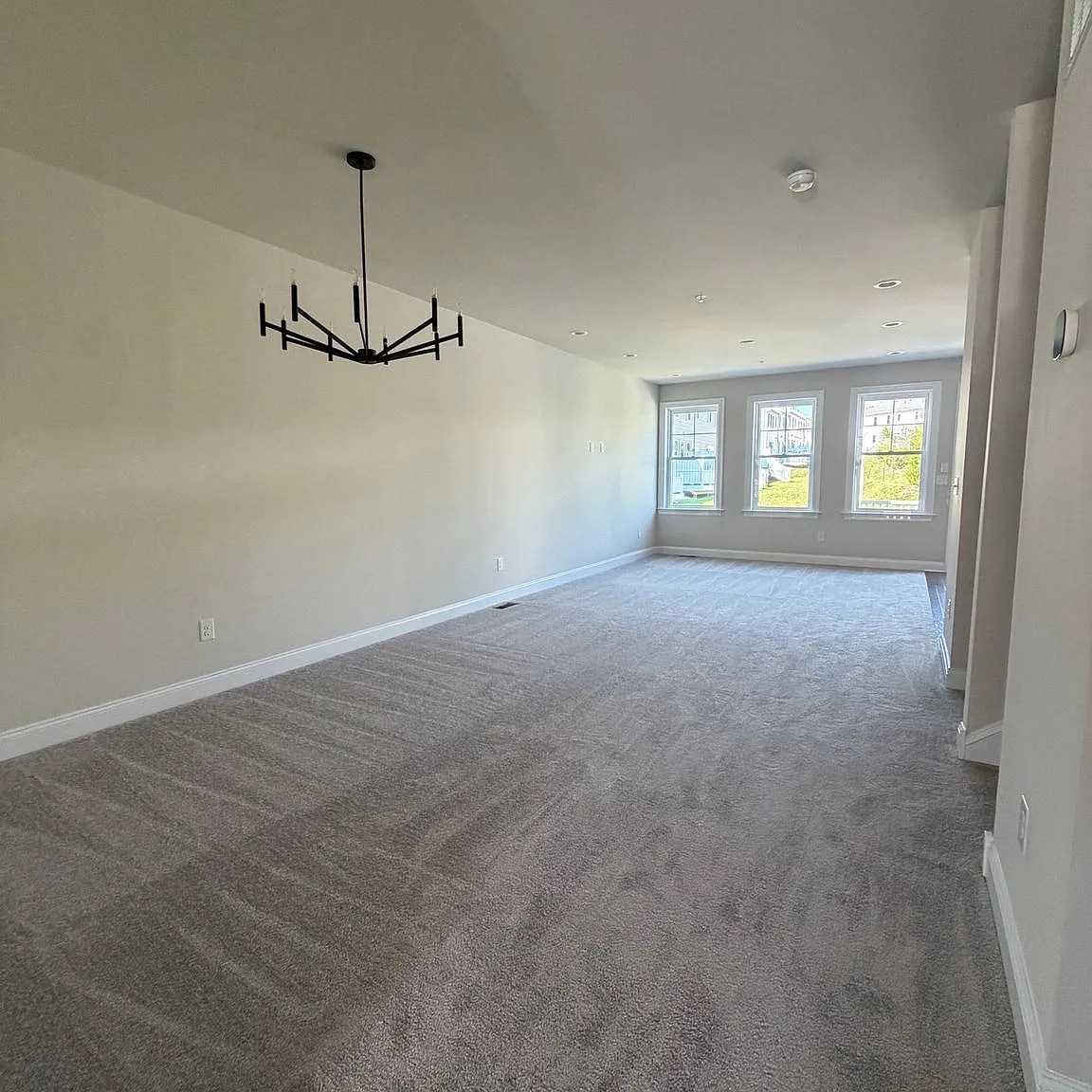 3 bed, 2.5 bath, 2640 sqft, $3,700 — Photo 4